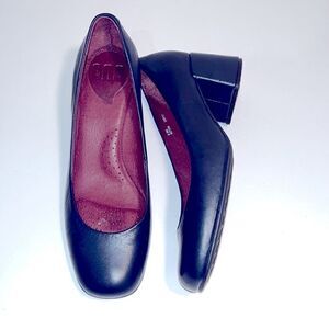 Ono magnolia dark navy blue almost black leather 2” square toe heels